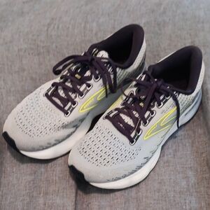 Brooks Women's Gray and Light Green Athletic Shoes